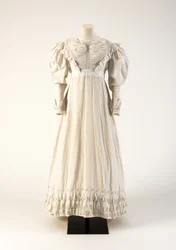 Vestido de algodón blanco con bordado calado, 1824